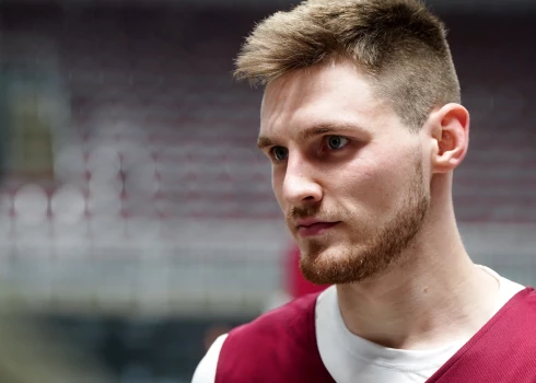 Latvijas vīriešu basketbola izlases spēlētājs Artūrs Kurucs.