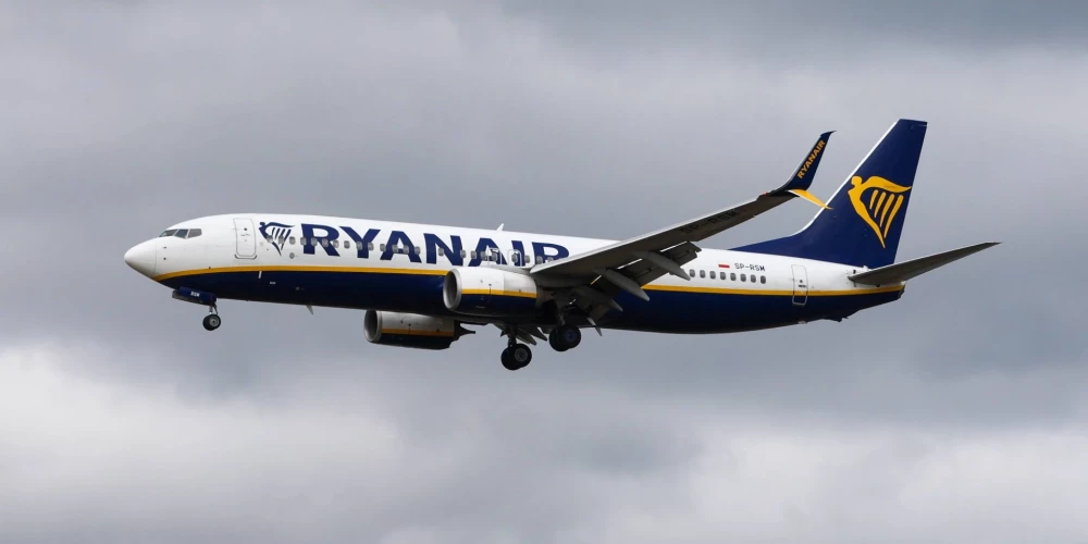 "Ryanair" palielinās bonusus par pieķertiem pasažieriem ar pārāk lielām somām.