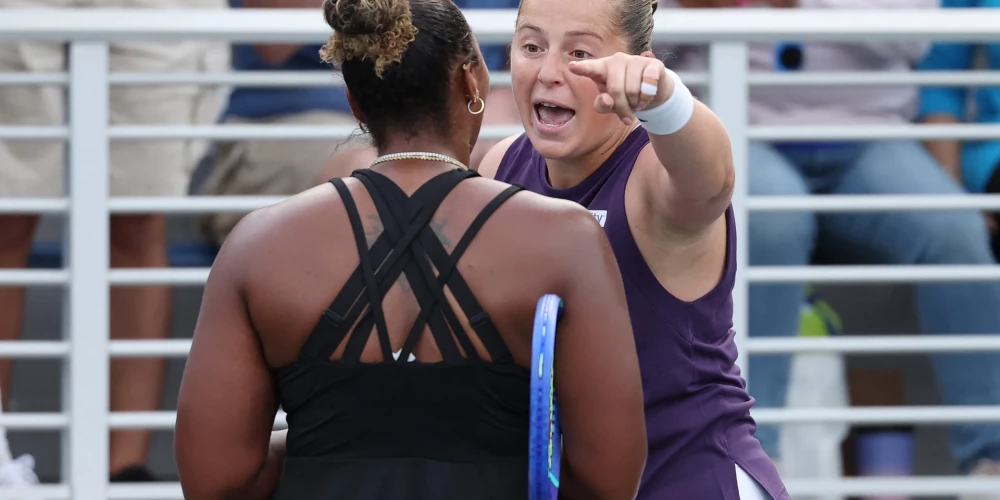Aļona Ostapenko aizrāda savai pretiniecei par rīcību.