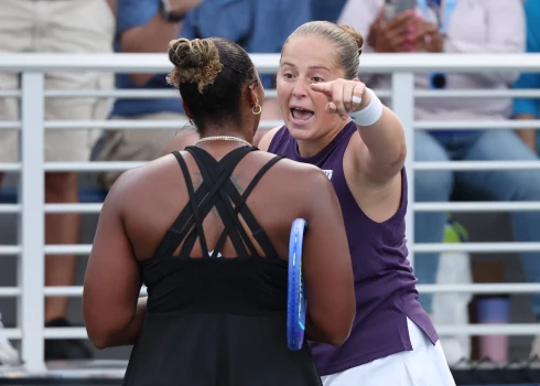 Aļona Ostapenko aizrāda savai pretiniecei par rīcību.