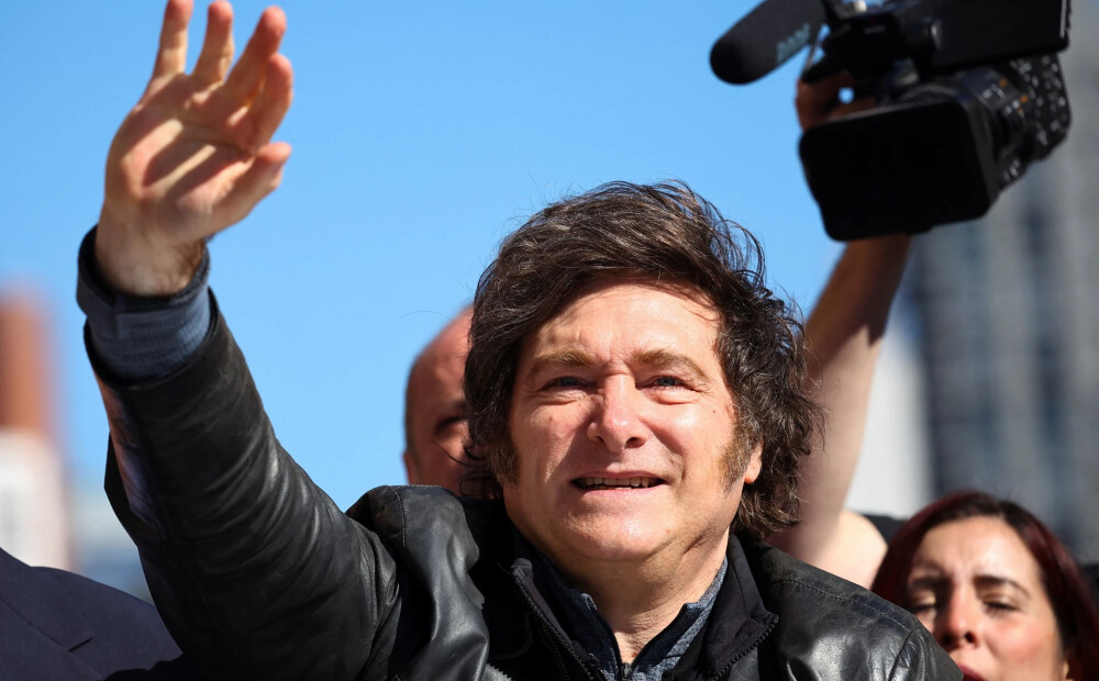 Argentīnas prezidents apmētāts ar akmeņiem vēlēšanu kampaņas pasākumā
