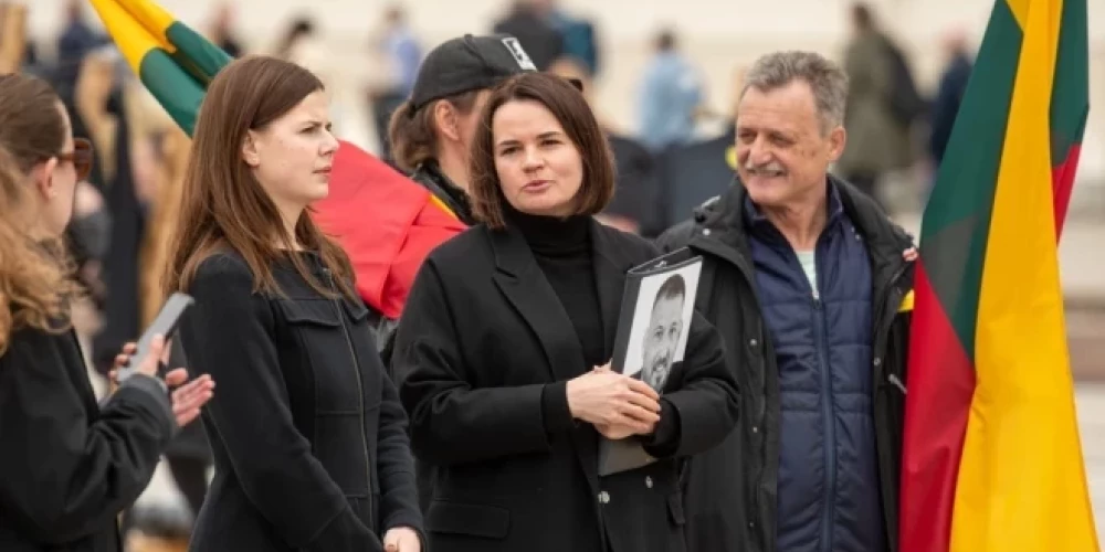 Baltkrievu politiķe Svjatlana Cihanouska (centrā) ir beigusi universitāti, iegūstot vācu un angļu skolotājas diplomu. Viņa ir strādājusi par angļu valodas tulci starptautiskās organizācijās. Tomēr, piecus gadus dzīvojot Viļņā, viņa lietuviešu valodu nav iemācījusies. Foto: Shutterstock