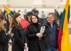 Baltkrievu politiķe Svjatlana Cihanouska (centrā) ir beigusi universitāti, iegūstot vācu un angļu skolotājas diplomu. Viņa ir strādājusi par angļu valodas tulci starptautiskās organizācijās. Tomēr, piecus gadus dzīvojot Viļņā, viņa lietuviešu valodu nav iemācījusies. Foto: Shutterstock