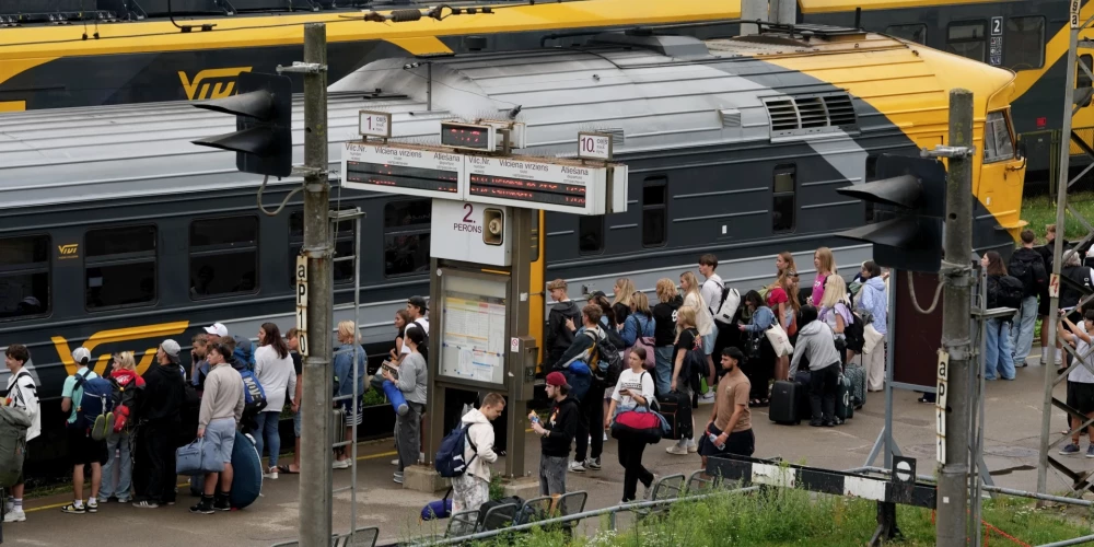 Cilvēki uz perona Rīgas Centrālajā dzelzceļa stacijā.