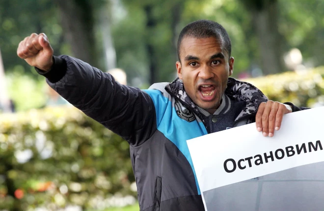 Piketētājs Beness Aijo protestē pret karu Sīrijā Raiņa bulvārī iepretim Francijas vēstniecība.