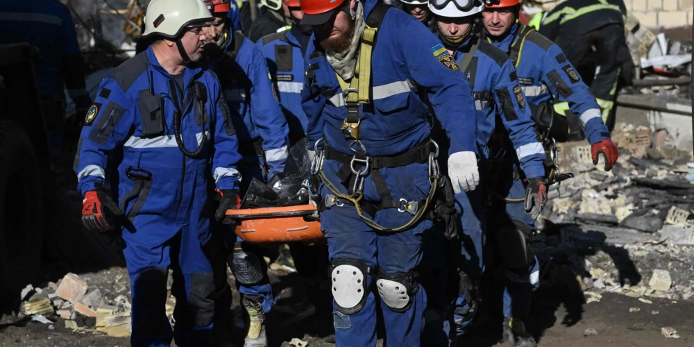 Krievijas armija ceturtdienas rītā ar uzbrukuma lidrobotiem un raķetēm devuši triecienu Kijivai, nogalinot vismaz desmit cilvēkus un 45 ievainojot.
