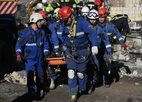 Krievijas armija ceturtdienas rītā ar uzbrukuma lidrobotiem un raķetēm devuši triecienu Kijivai, nogalinot vismaz desmit cilvēkus un 45 ievainojot.