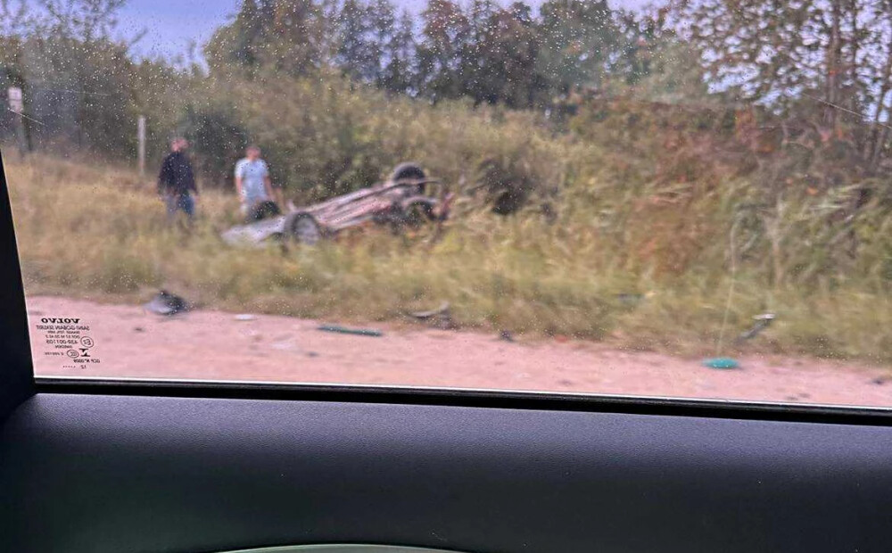Smaga divu auto sadursme bloķē satiksmi uz Ventspils šosejas