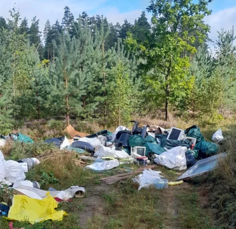 Nesen kāds Bekuciema mežā pamanījās izgāzt pusotru tonnu dažādu atkritumu.