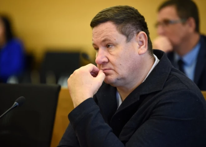 Attaisnotas prombūtnes laikā Ogres mērs Helmanis tomēr uzturas pašvaldības telpās