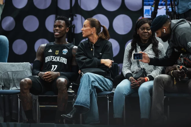 Deniss Šrēders (no kreisās), viņa sieva Elena un Denisa māte Agi Fatou.