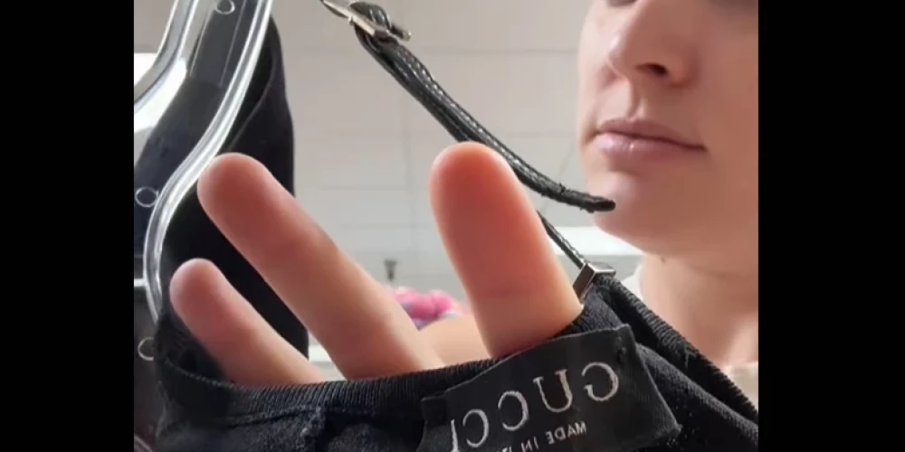 Jau sākumā viņa saprata, ka atradusi "Gucci" kleitu, bet jau pēc brīža saprata, ka atrasta īpaši vērtīga 1998. gada "Gucci" kleita, ko izstrādājis slavenais dizainers Toms Fords.