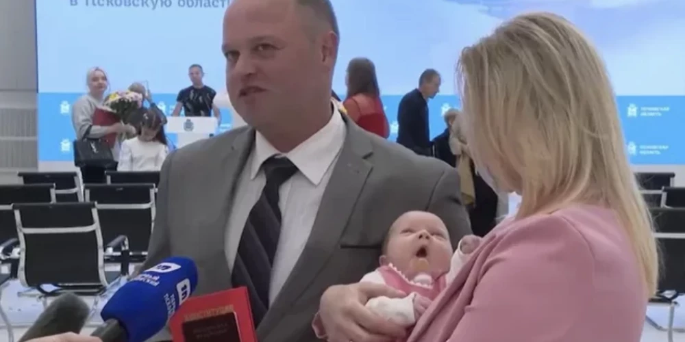 Kadrs no Telegram video. Jaunie Krievijas pilsoņi.