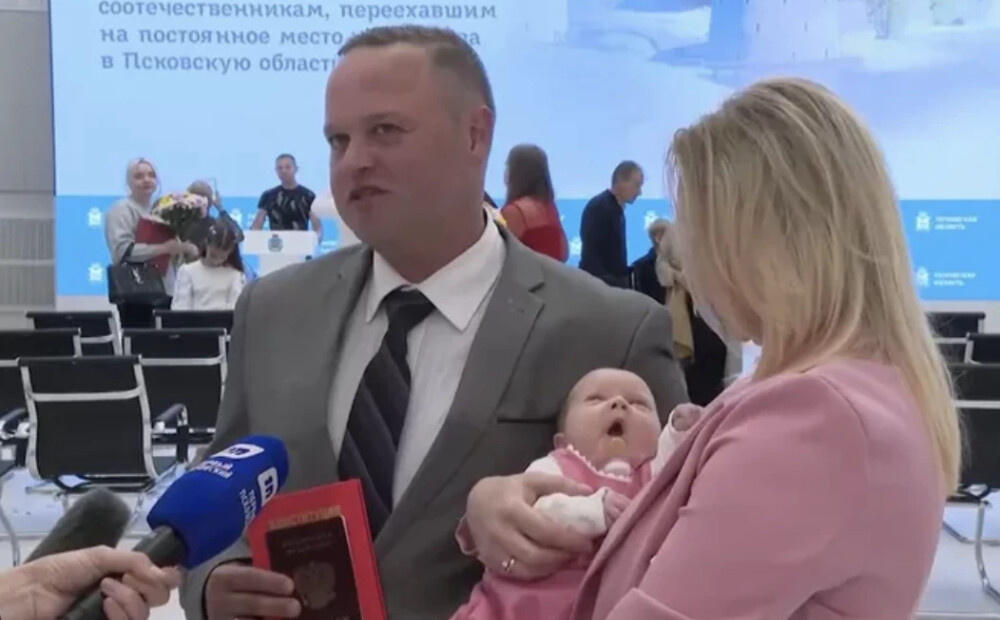 "Sen nebiju jutusi kaut ko tādu..." Zvērot "aizstāvēt Krieviju", Latvijas un Igaunijas iedzīvotāji saņēmuši pases Pleskavā