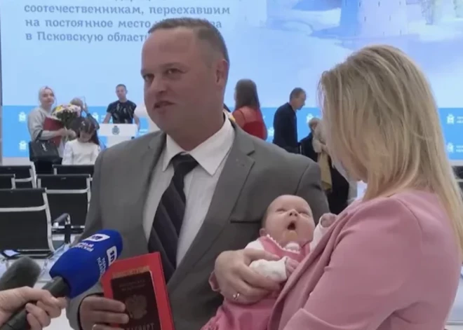 "Sen nebiju jutusi kaut ko tādu..." Zvērot "aizstāvēt Krieviju", Latvijas un Igaunijas iedzīvotāji saņēmuši pases Pleskavā