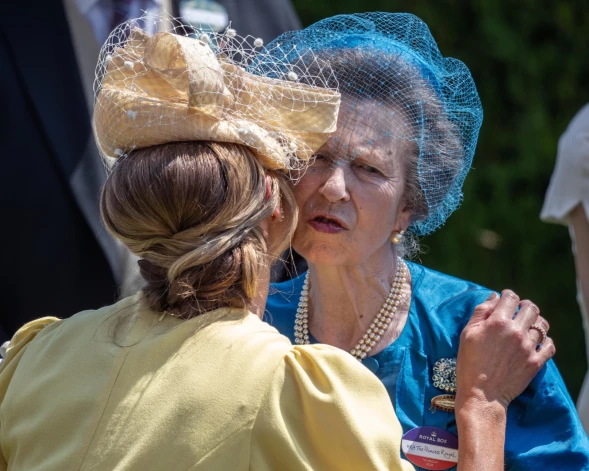Harieta apsveicinās ar nākamo vīramāti princesi Annu.