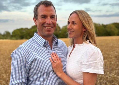 Pīters Filips un Harieta Sperlinga par saderināšanos paziņoja šā gada 1. augustā pēc gadu ilgas draudzības.