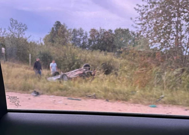 ВИДЕО: на Вентспилсском шоссе в результате серьезного ДТП один человек погиб, другой доставлен в больницу