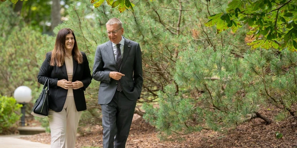 Эдгар Ринкевич встретился в своей резиденции в Юрмале с министром иностранных дел и дел диаспоры палестинского самоуправления Варсен Агабекян-Шахин.