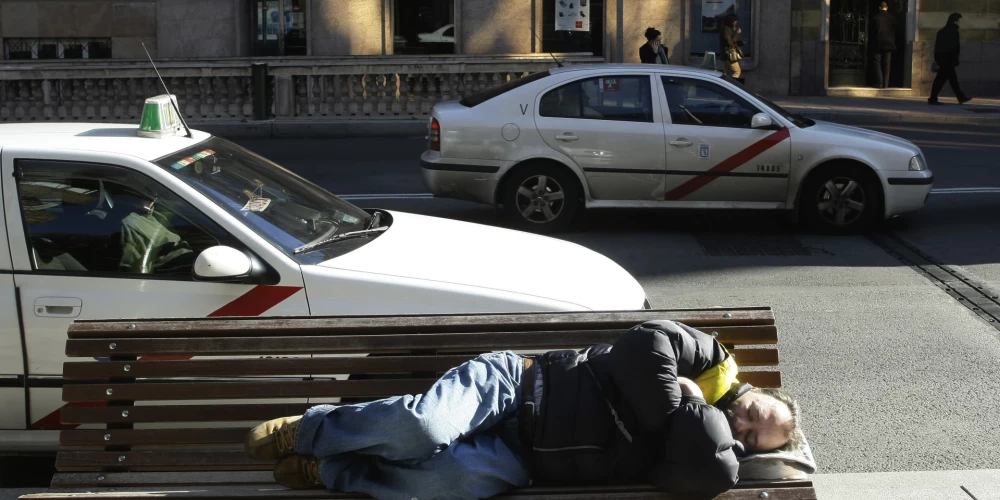 2008. gada 15. decembrī vīrietis guļ uz soliņa pie "Santander" bankas filiāles Madrides centrā. Trīs Eiropas bankas paziņoja, ka kopumā ir zaudējušas aptuveni 3,8 miljardus dolāru, ieguldot tos investīciju fondā, ko vadīja Bernards Meidofs, ASV investors, kurš tiek apsūdzēts 50 miljardu dolāru vērtas Ponci shēmas vadīšanā.