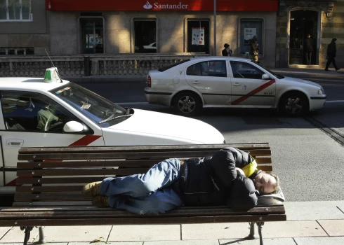 2008. gada 15. decembrī vīrietis guļ uz soliņa pie "Santander" bankas filiāles Madrides centrā. Trīs Eiropas bankas paziņoja, ka kopumā ir zaudējušas aptuveni 3,8 miljardus dolāru, ieguldot tos investīciju fondā, ko vadīja Bernards Meidofs, ASV investors, kurš tiek apsūdzēts 50 miljardu dolāru vērtas Ponci shēmas vadīšanā.