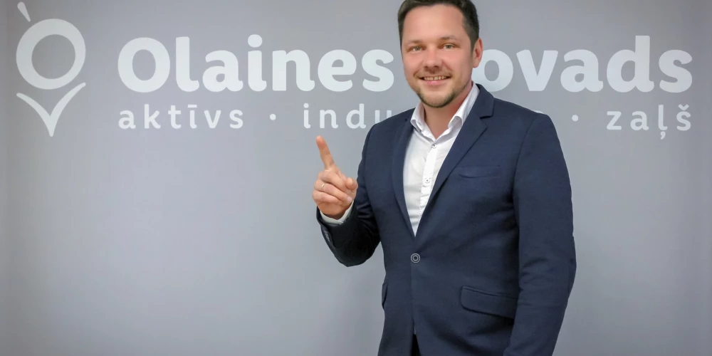  Kauliņš Rīgas tehniskajā universitātē ieguvis inženiera specialitāti transportbūvē. Viņš ir bijis AS "Ceļuprojekts" padomes priekšsēdētājs, Olaines novada deputāts.