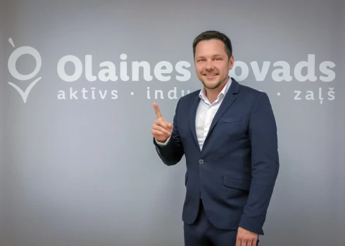  Kauliņš Rīgas tehniskajā universitātē ieguvis inženiera specialitāti transportbūvē. Viņš ir bijis AS "Ceļuprojekts" padomes priekšsēdētājs, Olaines novada deputāts.