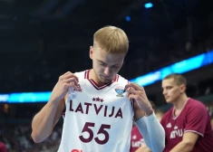 VIDEO: Artūrs Žagars labā noskaņojumā piedalās izlases treniņā dienu pirms spēles pret Igauniju