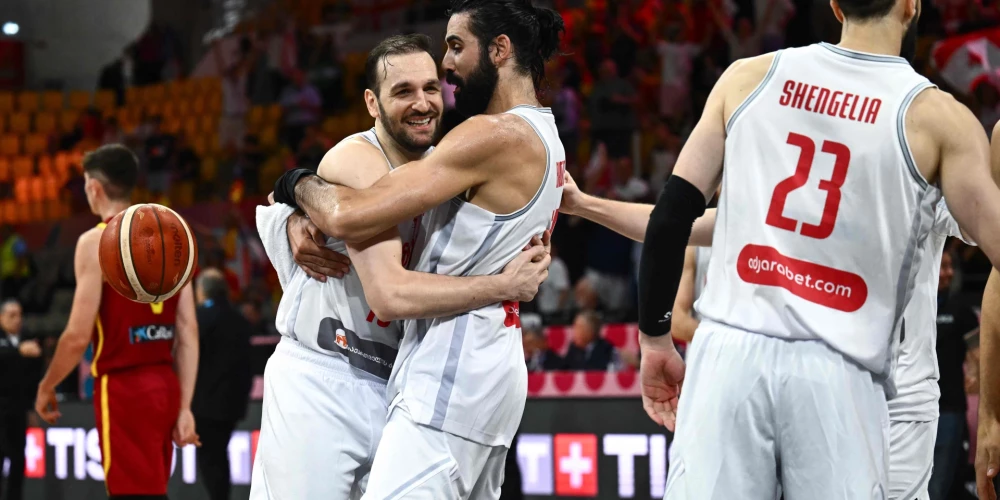 Gruzijas basketbolisti pēc panākuma.