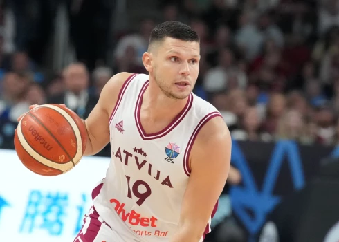 Rihards Lomažs Eiropas čempionāta finālturnīra A apakšgrupas spēlē pret Turcijas izlasi