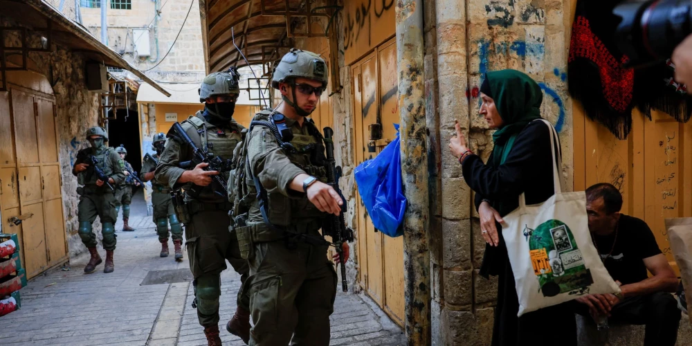 Izraēlas karavīri okupētajā Jordānas upes rietumkrastā (foto: Scanpix / Reuters)