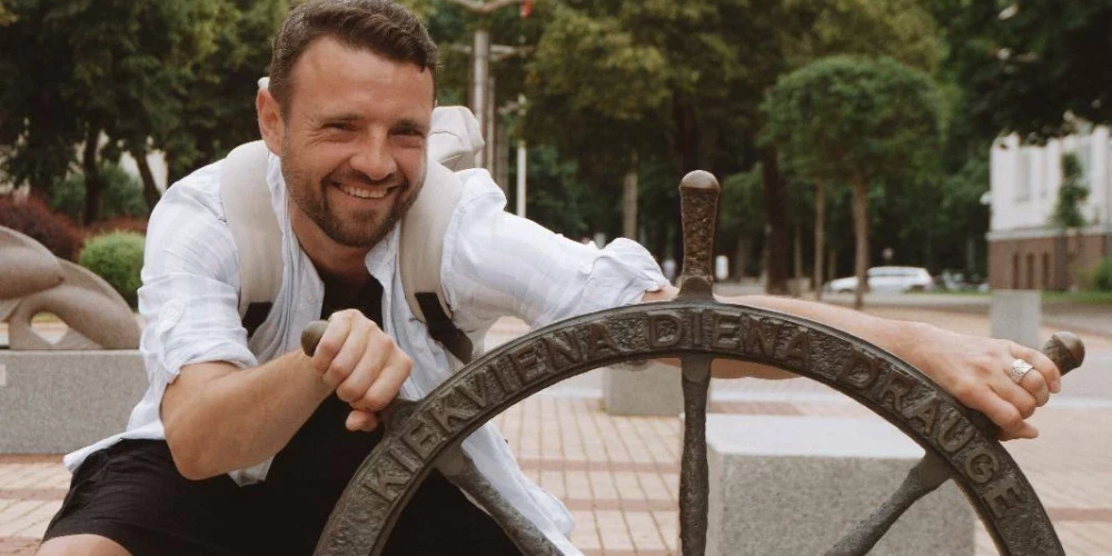 Mākslinieks Aivis Pīzelis visus aicina Rojas muzejā aplūkot Latvijas bākas mūsdienīgā ekspresīvā impresionisma stilā.