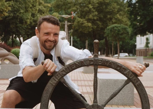 Mākslinieks Aivis Pīzelis visus aicina Rojas muzejā aplūkot Latvijas bākas mūsdienīgā ekspresīvā impresionisma stilā.