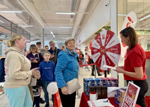 В день открытия гостей ждали дегустации, подарки и живая музыка.