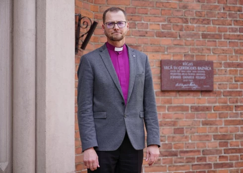 Divas dienas pirms oficiālās ievešanas amatā LELB jaunajam arhibīskapam Rinaldam Grantam Paula Stradiņa klīniskajā universitātes slimnīcā veikta acu operācija.