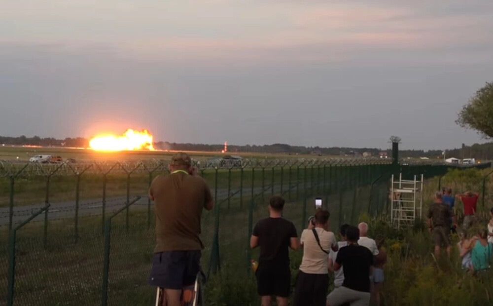 Šausmu pārņemto skatītāju, arī bērnu, acu priekšā Polijā nogāžas iznīcinātājs F-16. VIDEO