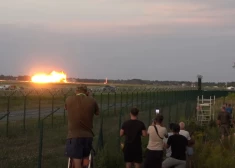 Šausmu pārņemto skatītāju, arī bērnu, acu priekšā Polijā nogāžas iznīcinātājs F-16. VIDEO