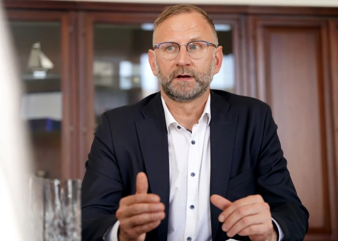 Švinka: apsveram iespēju iegādāties trīs pasažieru vilcienus reisiem pa "Rail Baltica"
