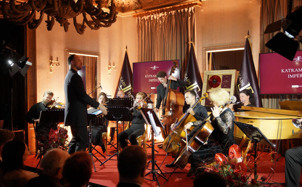 Prezentē Jēkaba Tutiņa debijas albumu "Not Quite Baroque", par ko Maestro Raimonds Pauls ir atzinis: "Tur viss ir pareizi uzrakstīts!”. FOTO