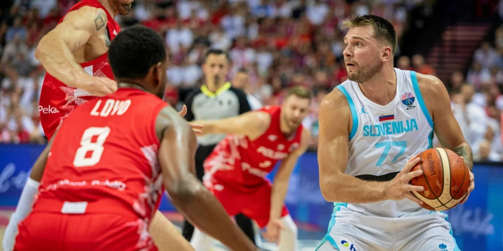 NBA superzvaigzne, slovēnis Luka Dončičs Polijas spēlētāju ielenkumā (foto: Scanpix / Reuters)