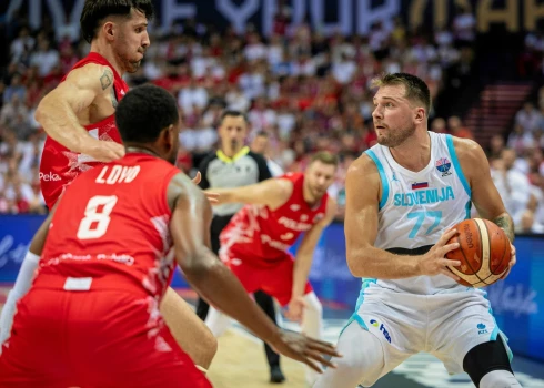 NBA superzvaigzne, slovēnis Luka Dončičs Polijas spēlētāju ielenkumā (foto: Scanpix / Reuters)