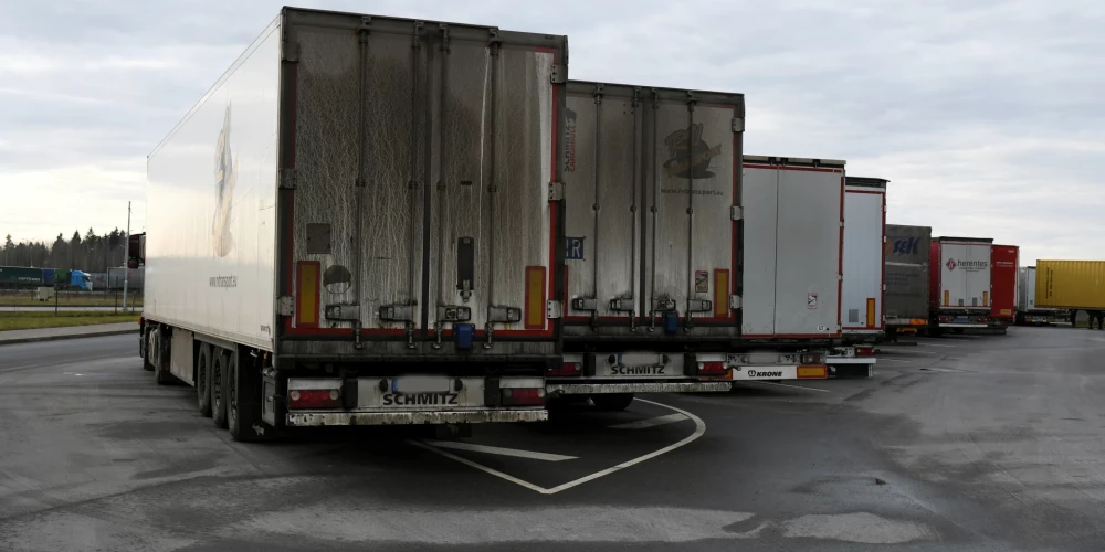 Laikā, kad lauksaimnieki cīnās par izdzīvošanu, Rīgas dome ierobežo kravas transporta kustību.