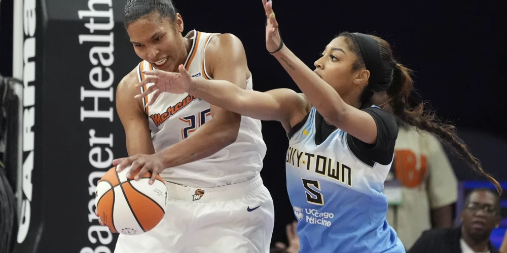 Alīsa Tomasa (pa kreisi) divcīņā ar sociālajos tīklos populārāko WNBA spēlētāju Endželu Rīsu. 