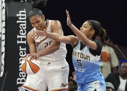 Alīsa Tomasa (pa kreisi) divcīņā ar sociālajos tīklos populārāko WNBA spēlētāju Endželu Rīsu. 