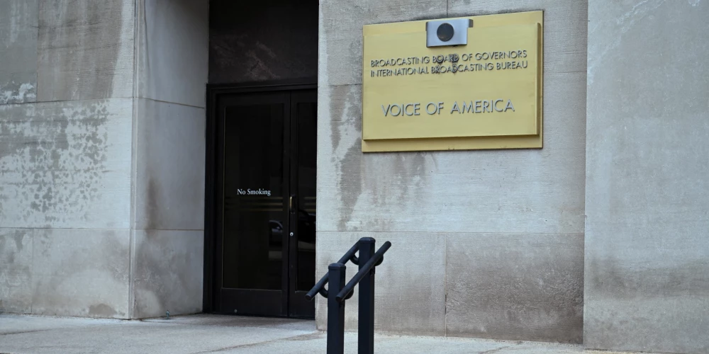 ASV federālais tiesnesis bloķē "Amerikas Balss" direktora atlaišanu. 