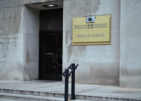 ASV federālais tiesnesis bloķē "Amerikas Balss" direktora atlaišanu. 