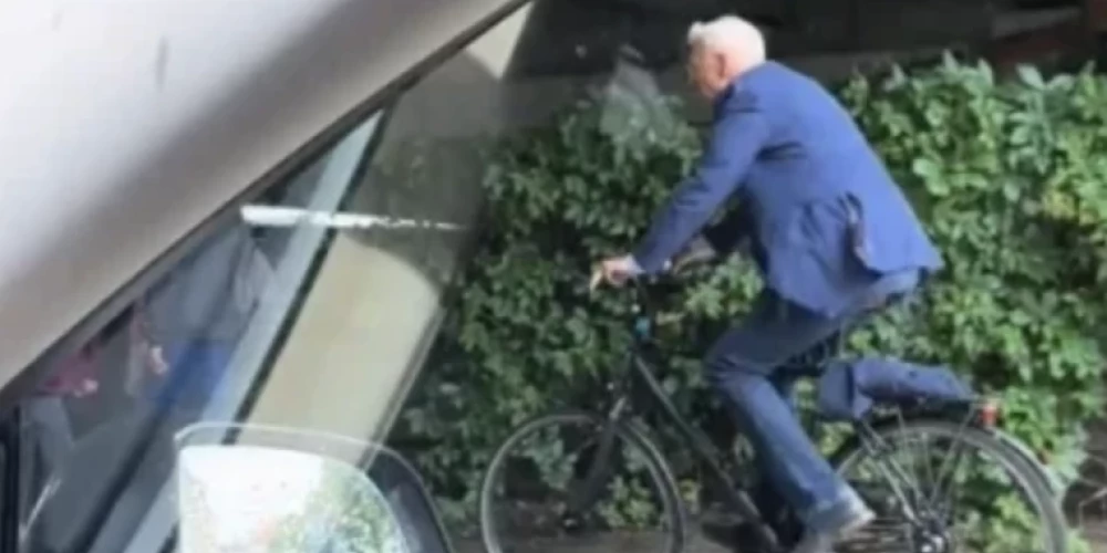 Pat premjera amatā, Kariņš, ja laika apstākļi to atļāva, deva priekšroku braucienam uz darbu ar velosipēdu.