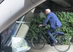 "Tas brīdis, kad tu brauc ar "Teslu", bet Krišjānis..." Video ar kādreizējo Latvijas Ministru prezidentu Krišjāni Kariņu kļūst virāls