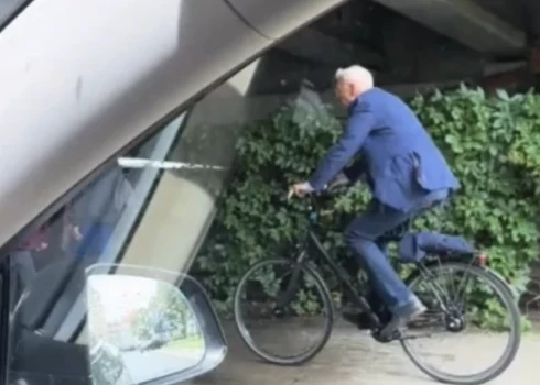 Pat premjera amatā, Kariņš, ja laika apstākļi to atļāva, deva priekšroku braucienam uz darbu ar velosipēdu.