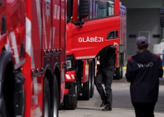 Vakar ugunsgrēkos cietuši trīs cilvēki, tostarp glābējs